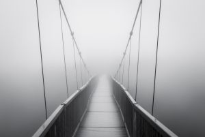 Φωτοταπετσαρία τοίχου επιθυμητών διαστάσεων Γέφυρα σε ομίχλη 30012Q